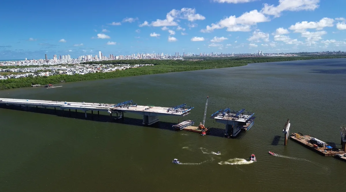 Trabalhador morreu após cair de 10 metros com desabamento de estrutura metálica na Ponte do Futuro, diz consórcio da obra