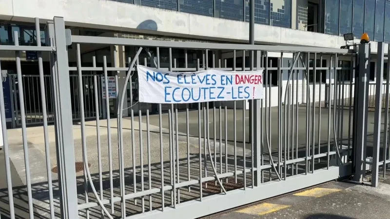 Plusieurs établissements bloqués en Bretagne, le personnel d'un lycée de Rennes visé par des "jets de projectiles"