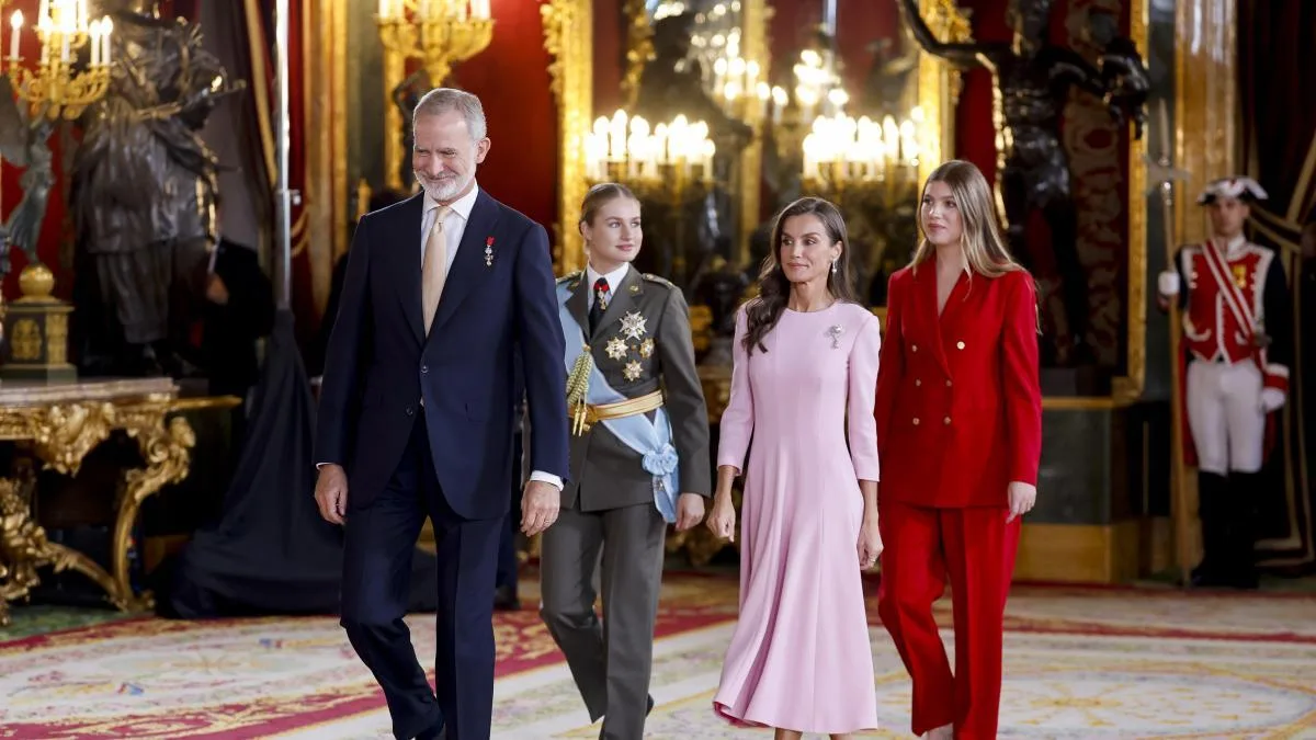Recepción en el Palacio Real: Leonor no se quita el uniforme