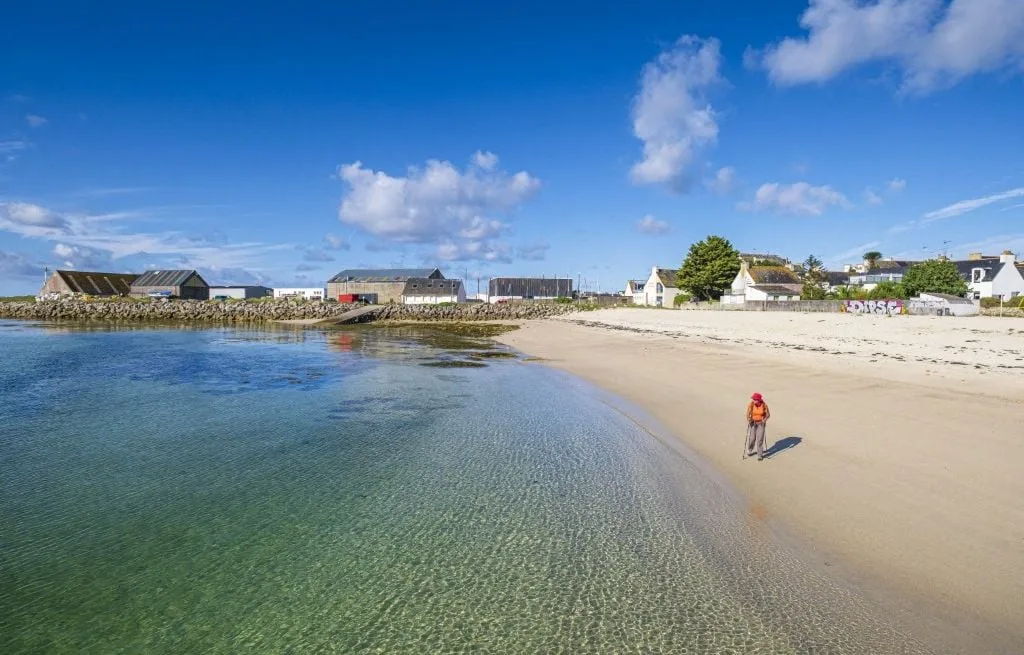 Bretagne : « Parigot, dehors »… Des voitures de touristes dégradées, une joggeuse agressée