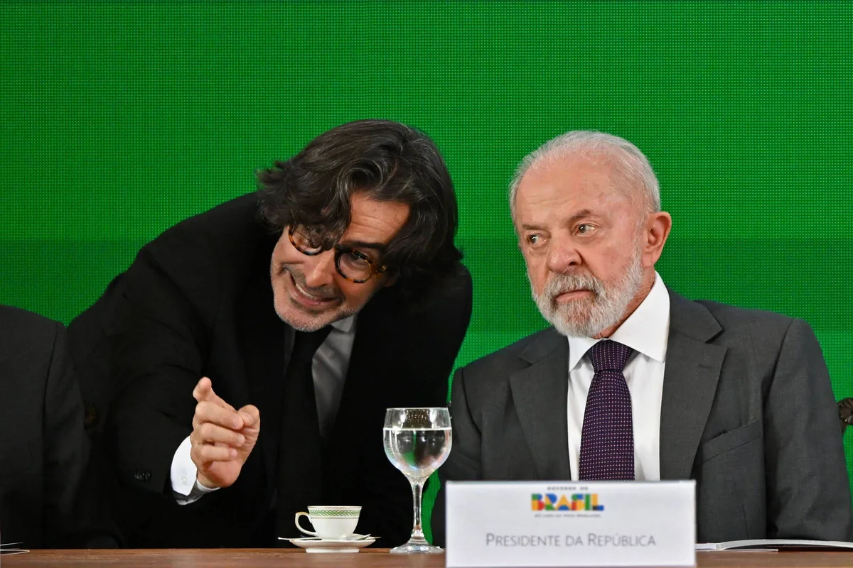 Lula leva fotógrafo de campanha em avião oficial para registrar evento de governo como propaganda