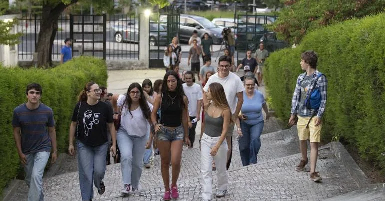 Livre e BE pedem explicações sobre alunos sem colocação