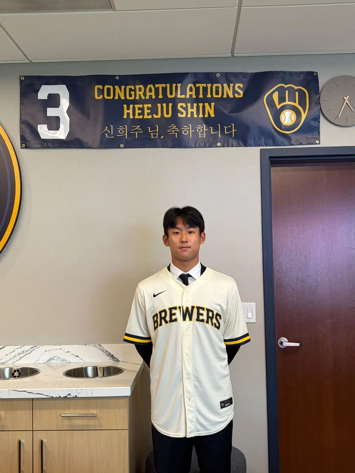 “아들 덕에 비행기 타셨죠”…MLB 밀워키 입단식 치른 신희주 [강홍구 기자의 와인드업]