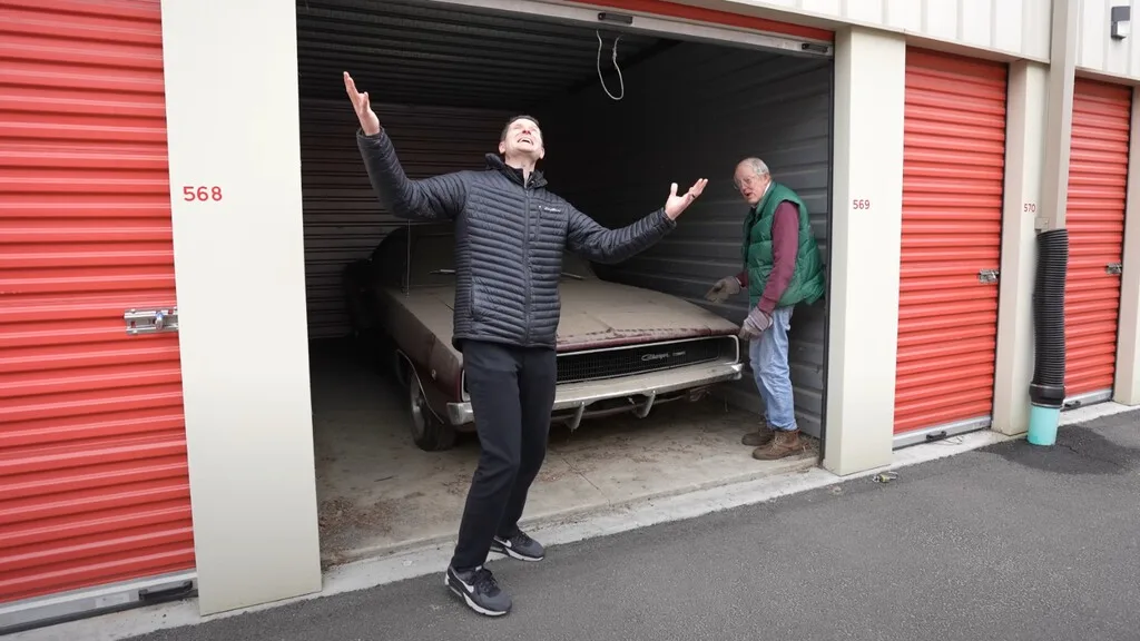 Metió su Dodge Charger a la cochera durante 30 años porque su esposa decía que hacía mucho ruido. A sus 96 años decidió restaurarlo
