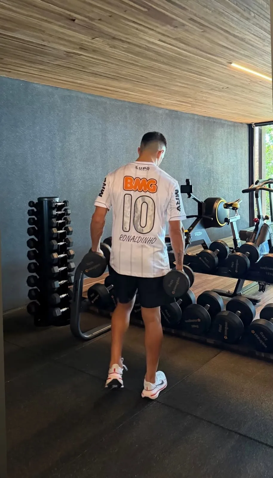 Cuello compra camisa histórica de Ronaldinho no Atlético-MG e revela coleção