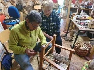 Le panier en osier revient en force : en Mayenne, les jeunes se passionnent pour la vannerie