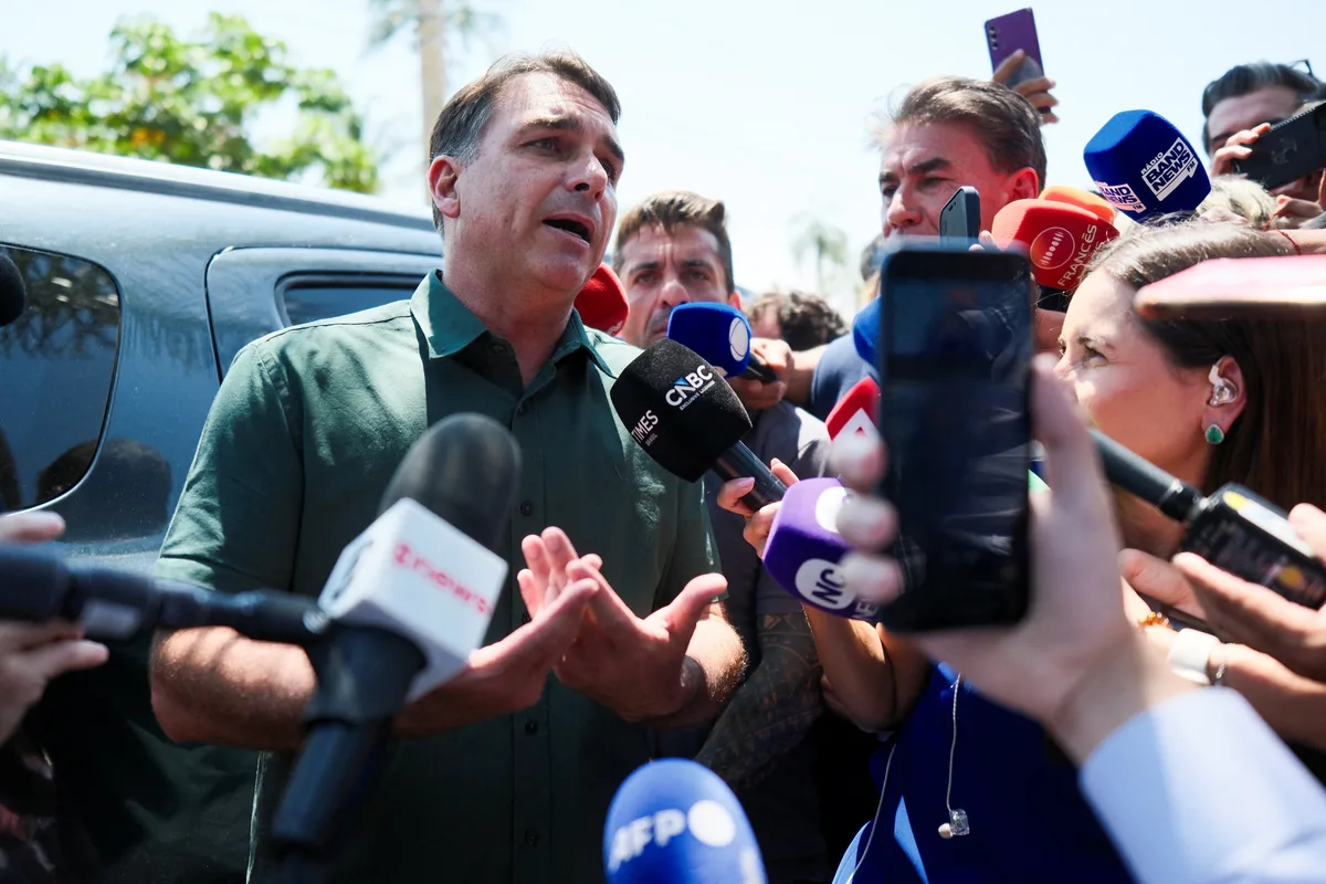 Flávio Bolsonaro diz que vai votar a favor do fim da escala 6x1, pressionado pela eleição