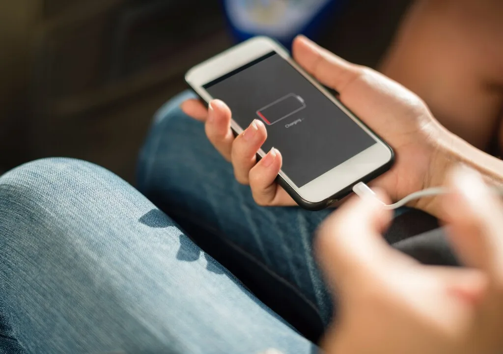 Muchos dicen que lo mejor es cargar la batería de los celulares solo a 80%. Hay expertos que piensan lo contrario