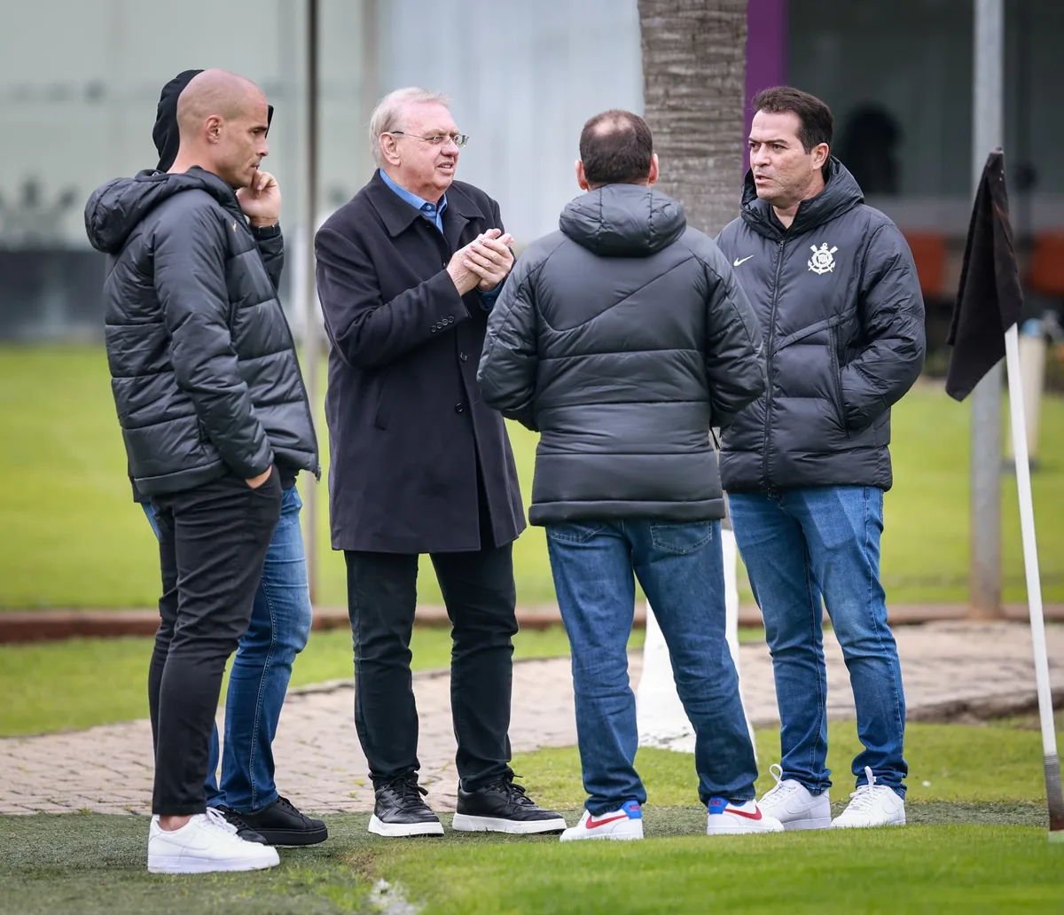 Sem dinheiro para derrubar transfer bans, Corinthians descarta contratações até fim da janela