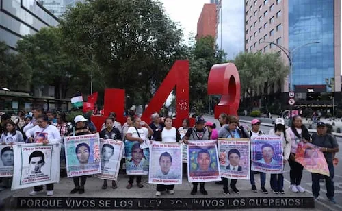 Familiares de los 43 normalistas de Ayotzinapa se reunirán con Sheinbaum; marchan tras casi 12 años de la desaparición