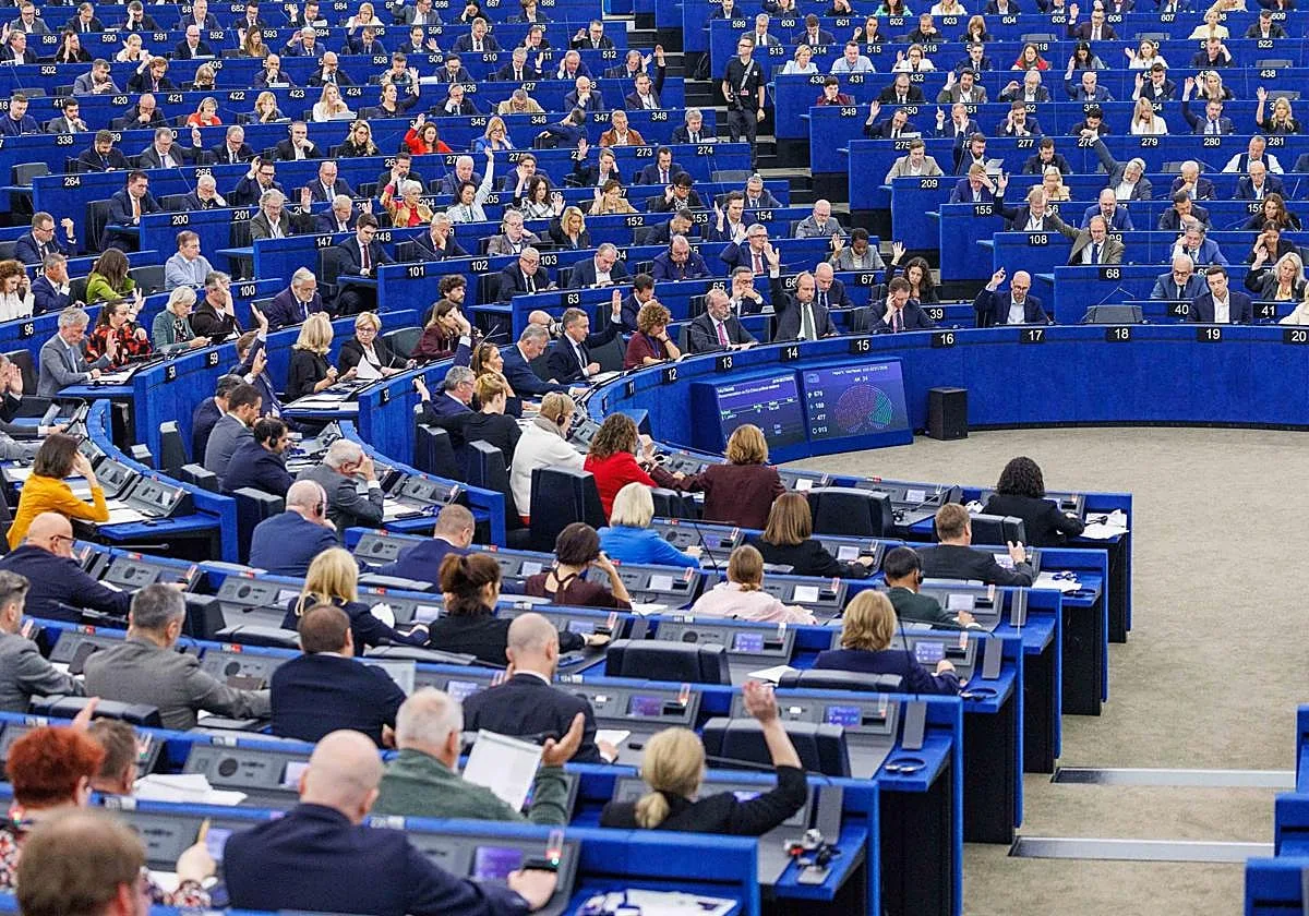 El PSOE divide a los socialistas europeos para defender a China en la Eurocámara