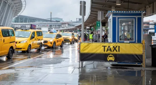 Pasajeros que llegan a las terminales 5 y 7 de JFK ya no pueden tomar Uber o Lyft en la puerta: dónde deben ir para ser recogidos