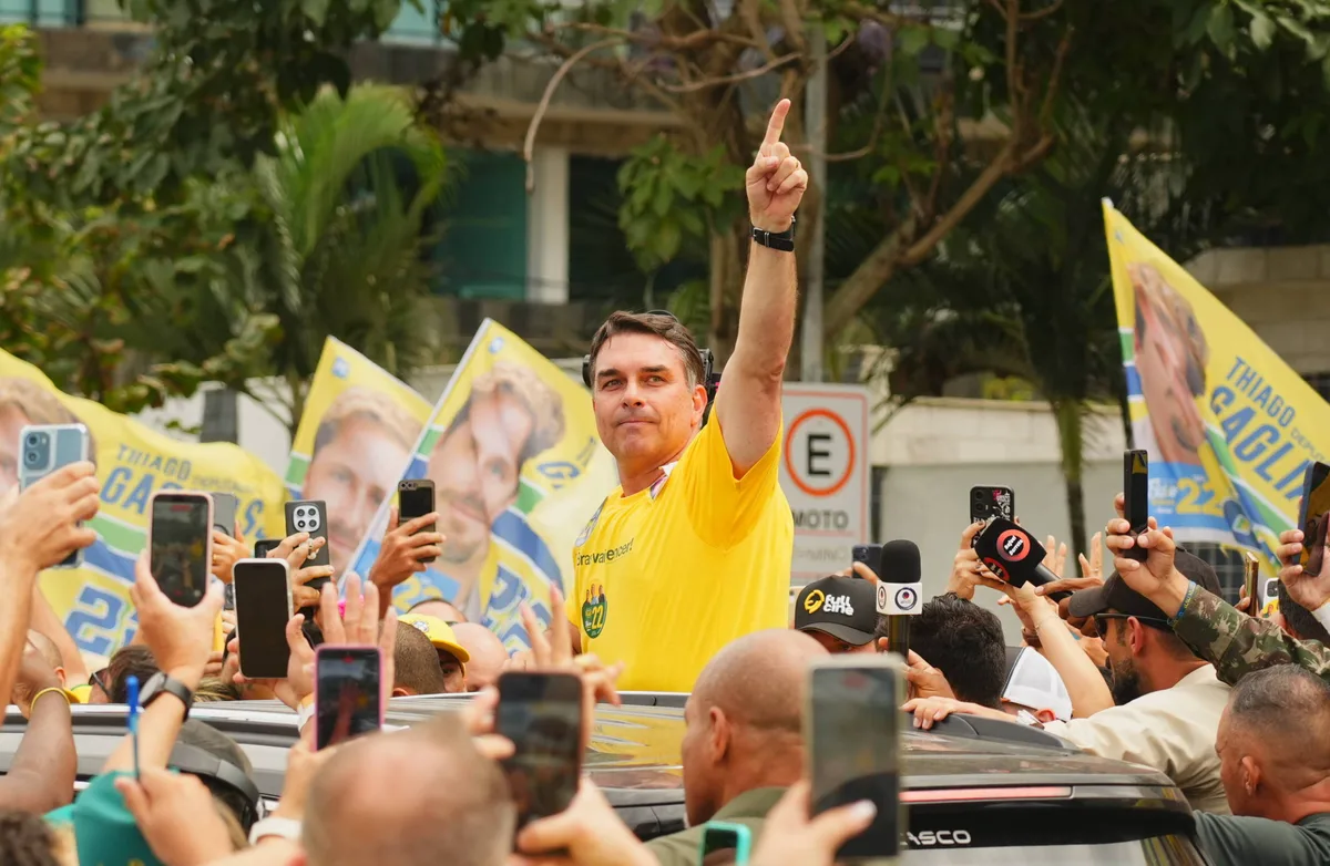 “Quem vota em Lula vota em Moraes”, diz Flávio