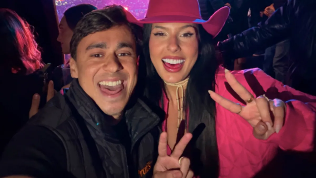 Ana Castela faz o ‘V’ de vitória com Nikolas