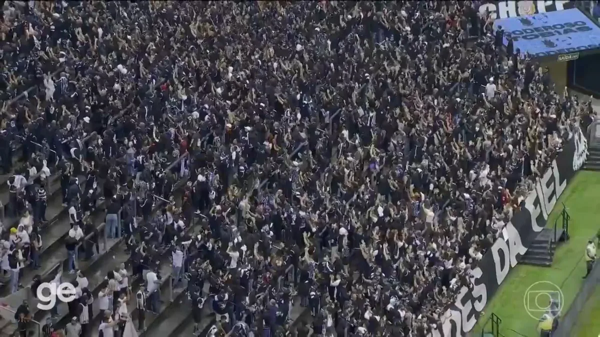Torcedores do Corinthians protestam e viram as costas para o time na arena; veja vídeo