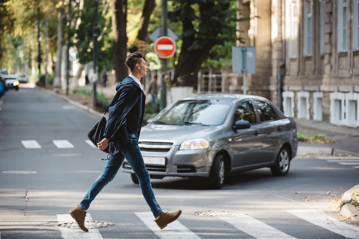 La DGT cambia las reglas el 1 de octubre: los peatones tendrán prioridad en las calles de plataforma única