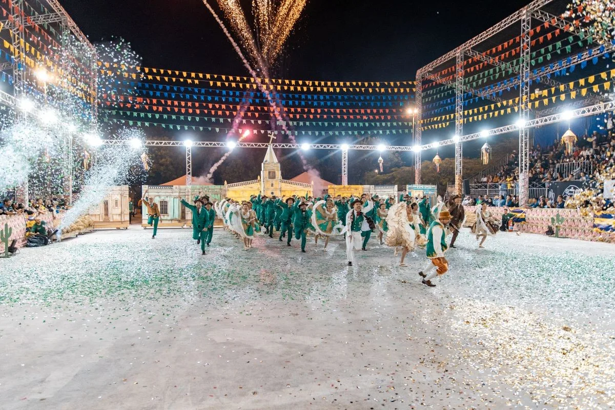 Quadrilhas de São João se apresentam em festa do DF com comidas típicas e forró