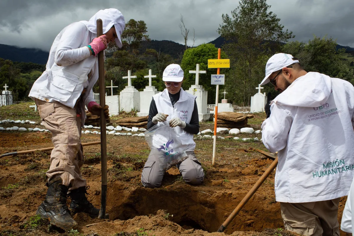 Así buscan a los desaparecidos por el conflicto en Colombia, una inmersión en el hallazgo de cuerpos y las entregas dignas: “Lo destaparon y yo quedé en otro mundo”