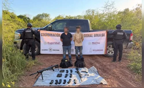 Detienen a dos jóvenes armados en Mocorito, Sinaloa; viajaban en una camioneta robada en Estados Unidos