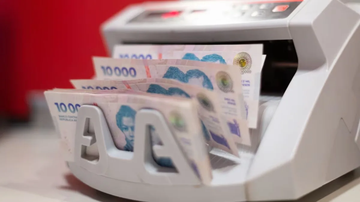 Billetes rotos o manchados: en qué casos los bancos están obligados a cambiarlos, según el BCRA