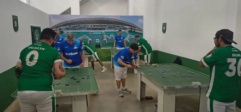 Curitiba sedia campeonatos de futebol de mesa e truco no fim de semana