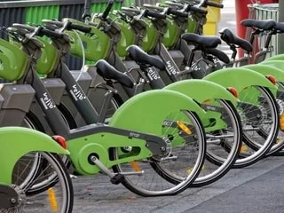 Une pente de 18 % à gravir en Vélib' : une course cycliste organisée dans le XXe arrondissement de Paris