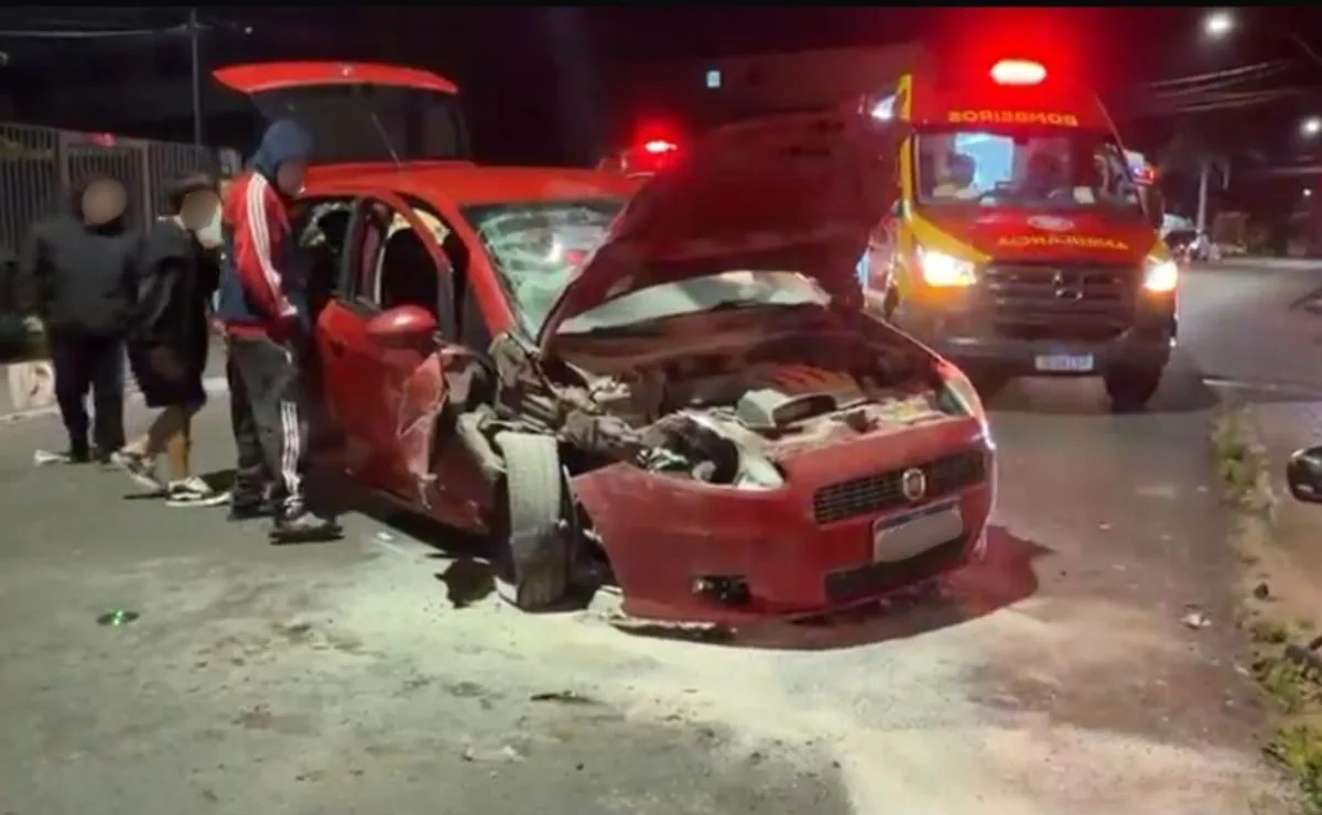 Carro bate em poste e deixa casal ferido em Piraquara; três crianças saem ilesas