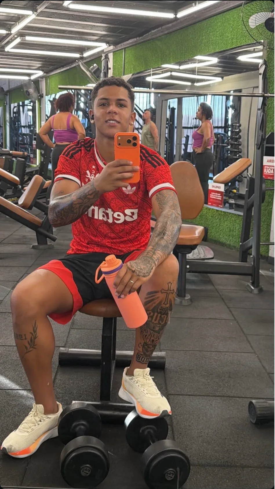 Jogador do sub-20 do Cruzeiro posta com camisa do Flamengo e se desculpa; veja publicação