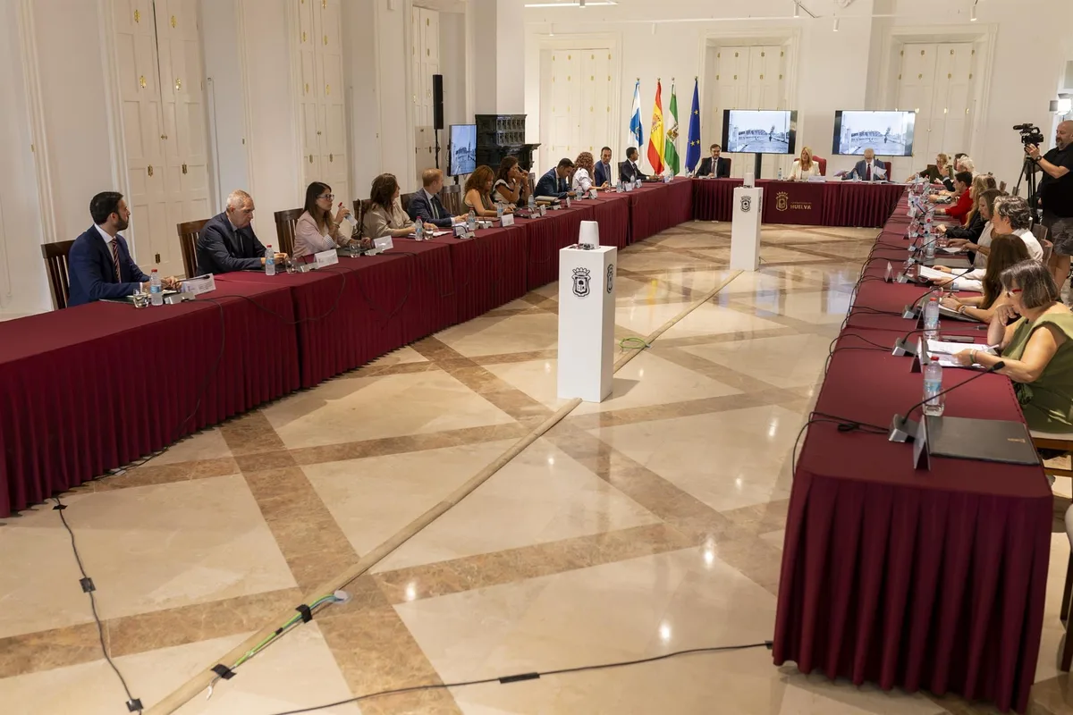 El Pleno aprueba las distinciones del 150 aniversario de Huelva y concede la Medalla de Oro al rey Felipe VI