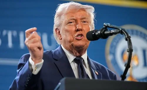 "Salazar ganó solo gracias a mí"; Trump responde a congresista tras críticas a políticas migratorias