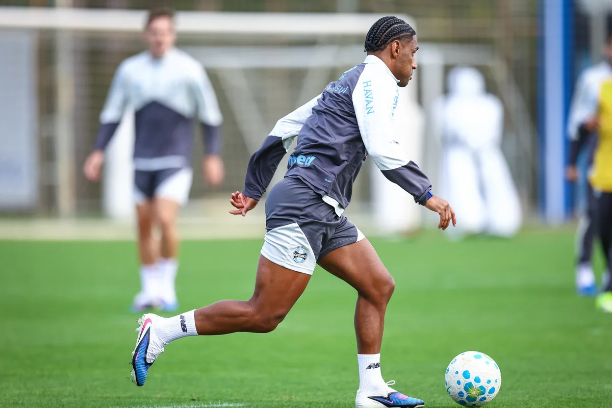 Tetê volta a treinar e deve reforçar o Grêmio contra o Atlético-MG