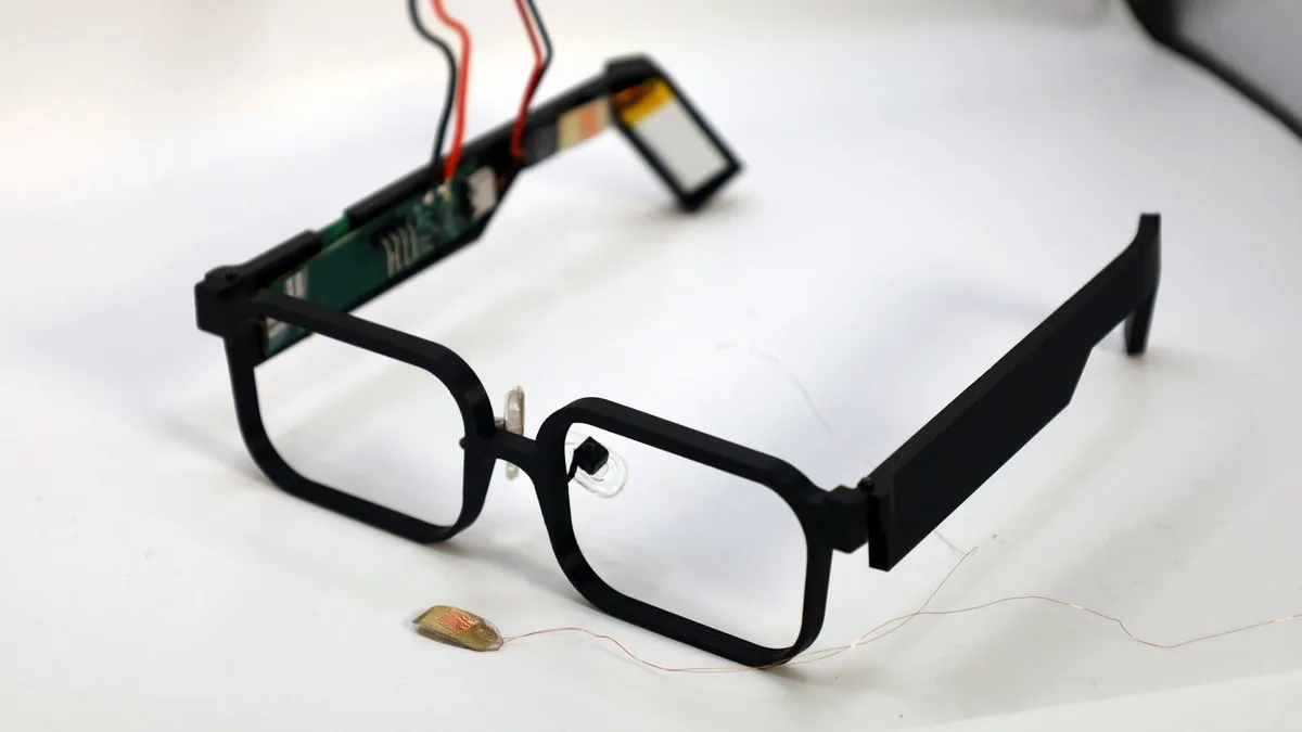 Estas gafas inteligentes usan la energía que producen tus tics de la cara para monitorear tu salud