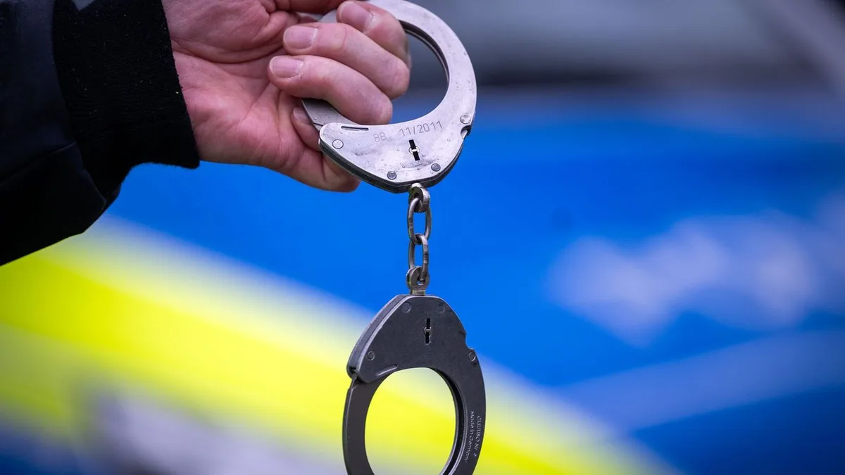 Brand an Mehrfamilienhaus: Drei Verdächtige wegen versuchter Brandstiftung festgenommen