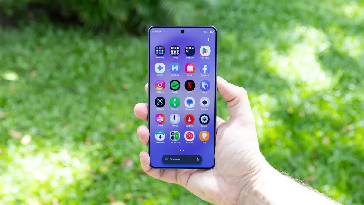 Galaxy S27 Ultra terá tela que "cura" riscos e arranhões sozinha, diz leaker