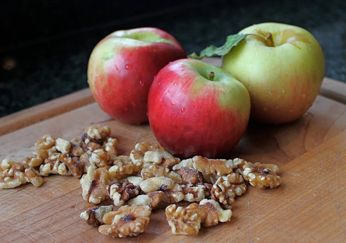 Quer manter a glicemia mais estável? Veja como combinar frutas com castanhas e até queijos