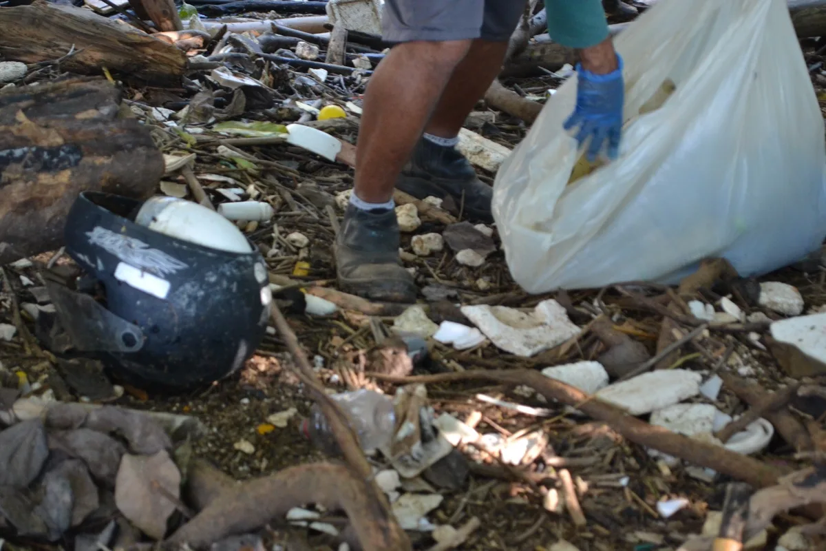 Dia Mundial da Limpeza: voluntários retiram capacete, sapatos, isopor e garrafas da margem do Rio Piracicaba