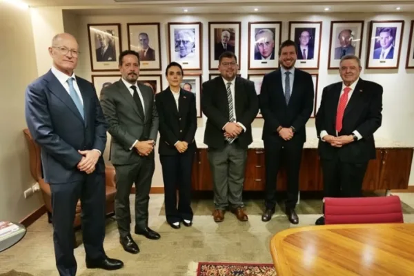 La Bolsa de Valores de Caracas aborda oportunidades de inversión con diplomáticos de EEUU