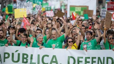 Cargas policiales y tiros al aire contra los profesores para que Ayuso pueda salir de un acto