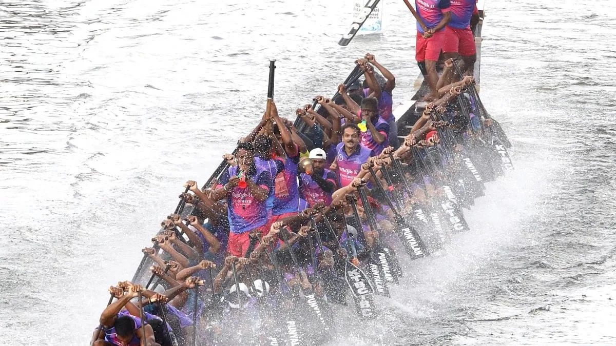 Niranam Punyaalan claims Sree Narayana Trophy at 86th Kannetti boat race