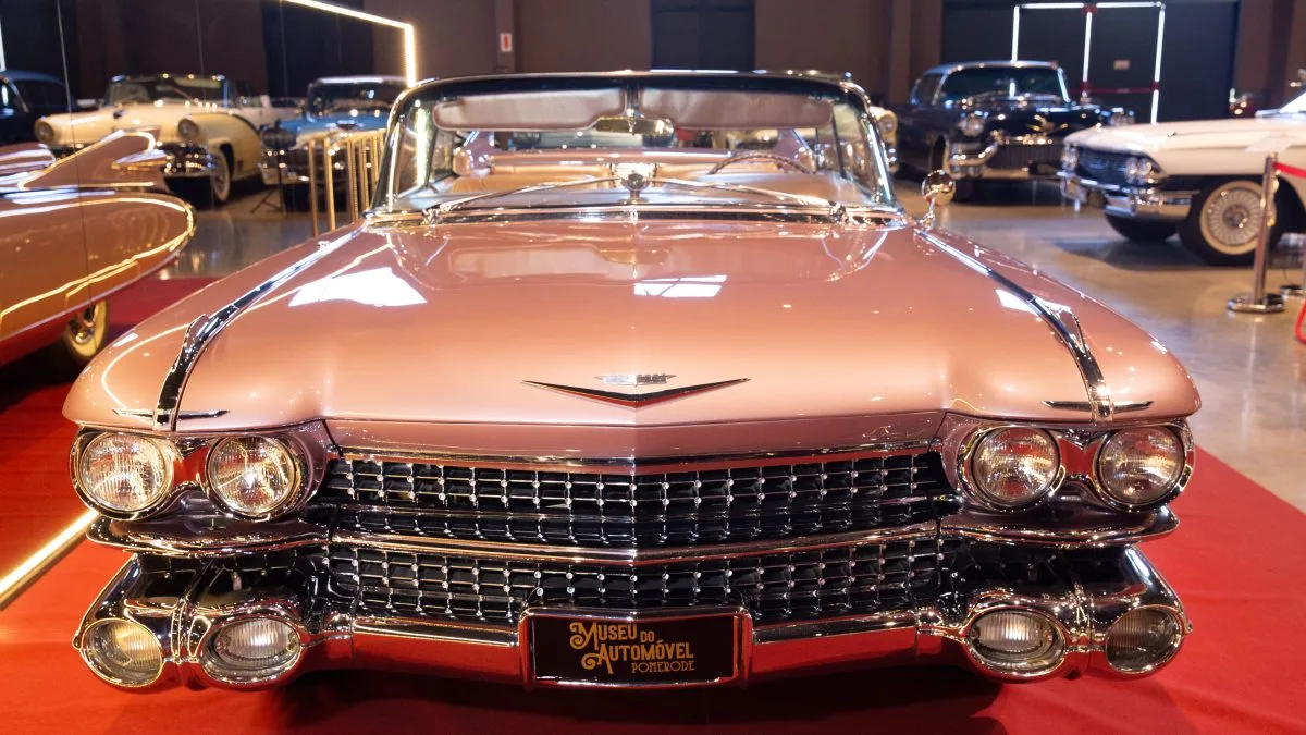 FOTOS: Carro conversível raro de quase 6 metros, pintura rosa metálica e barbatanas gigantes que teve apenas 300 unidades fabricadas é encontrado em SC