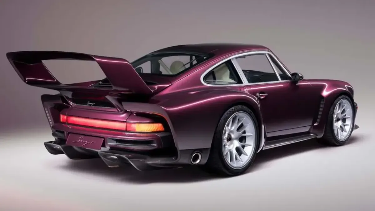 Limitado a 99 unidades, Porsche 911 DLS Turbo da Singer combina motor 3.8 biturbo de 720 cv, câmbio manual, tração traseira, pintura ametista, interior de couro Bone e detalhes xadrez com carroceria de carbono para recriar o visual de competição de 1977 em um clássico sob encomenda.