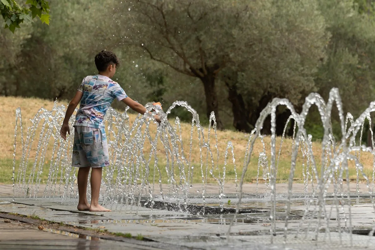 El calor pone en aviso a ocho CCAA, con más de 35ºC en sur, nordeste y Canarias y calima en el archipiélago