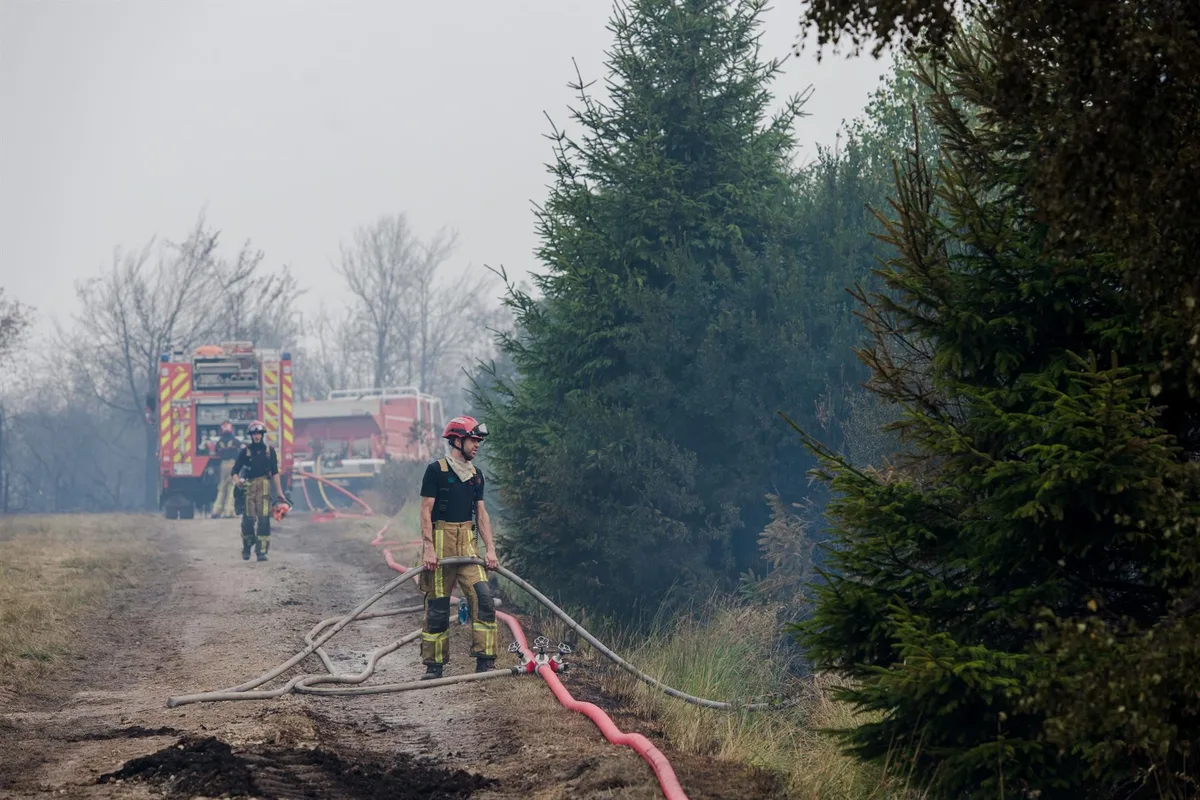 Los impredecibles vientos en el sureste de Bélgica complican la extinción del gran incendio de Hautes Fagnes