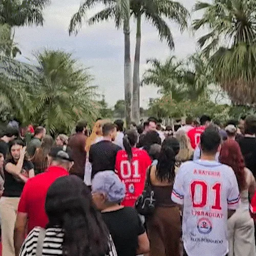 Com estudantes no velório, aluno de Medicina é sepultado com batuque de atlética
