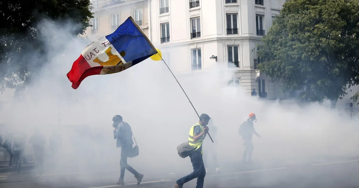 Francia se complica con el alza de los combustibles: el riesgo de un confinamiento gradual y el fantasma de los Chalecos Amarillos