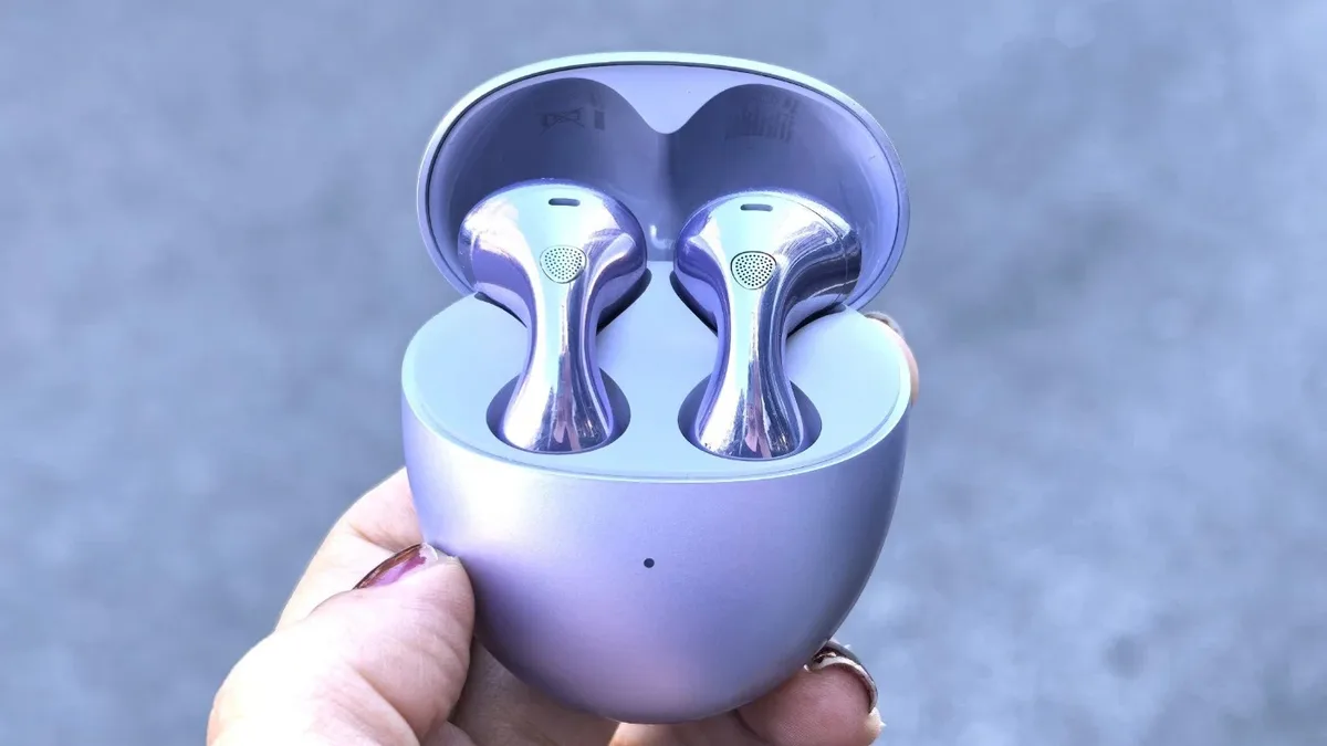 Huawei FreeBuds 6 com 46% de desconto: som sem perdas, bateria de 36 horas e conforto o dia todo