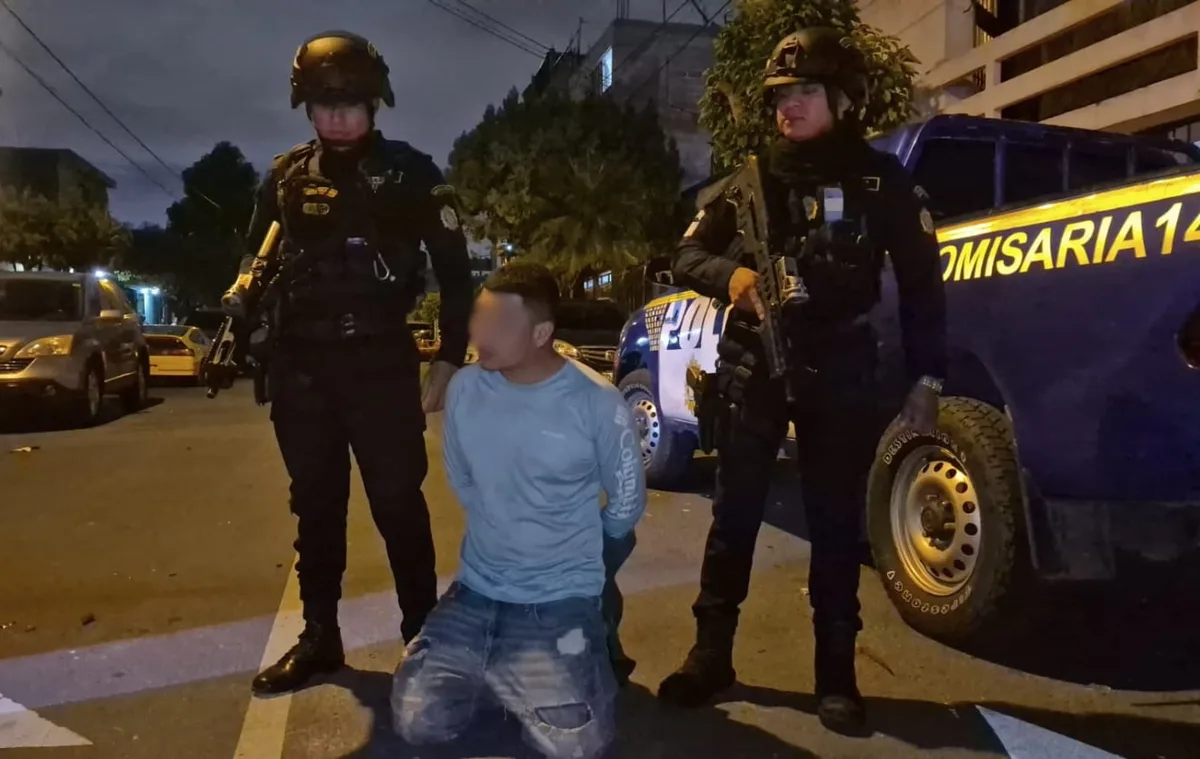 Policías de Guatemala se enfrentaron con presuntos robacarros tras el secuestro de un conductor en zona 11