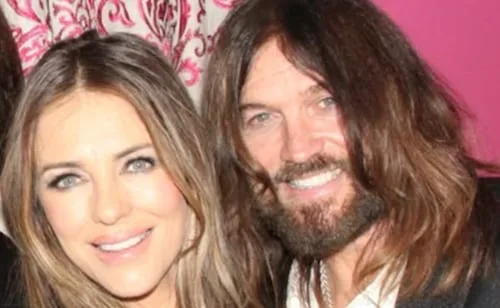 Billy Ray Cyrus, padre de Miley Cyrus, se compromete con la actriz Elizabeth Hurley, reportan