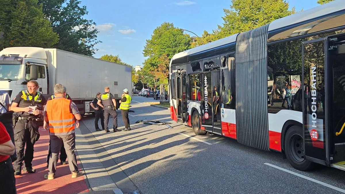 Verkehrsunfall: Zwei Verletzte bei Unfall mit Linienbus in Altona