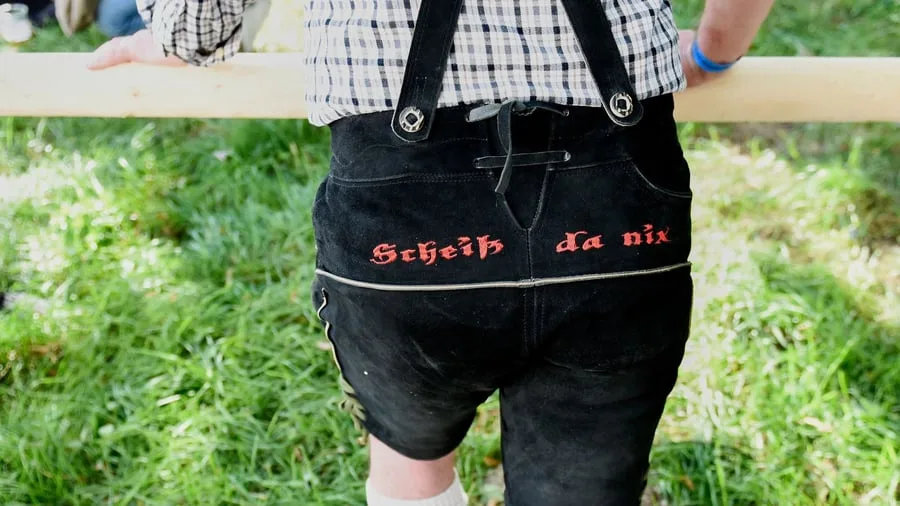 Gericht entscheidet: Mann setzt sich auf Mann: Schmerzensgeld nach Wiesn-Rangelei